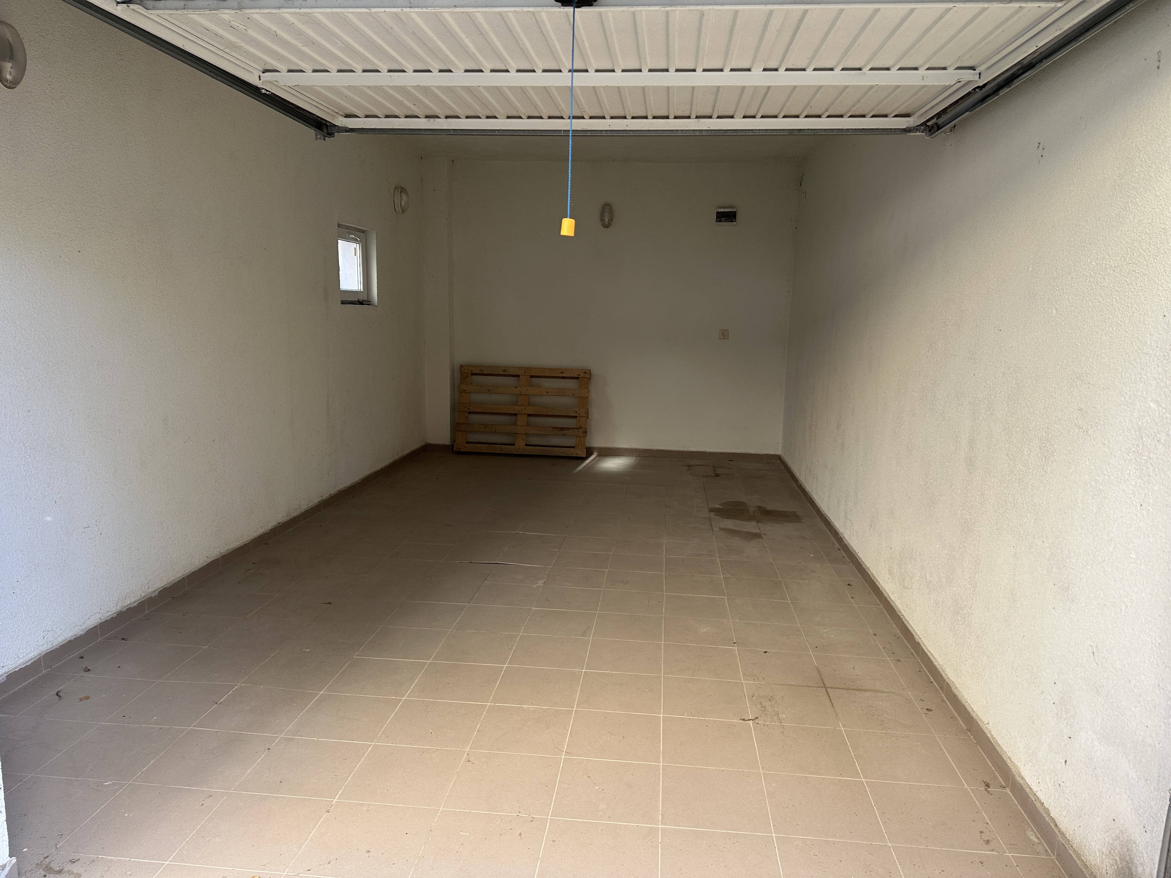  Самостоятелен партерен гараж в кв. Виница