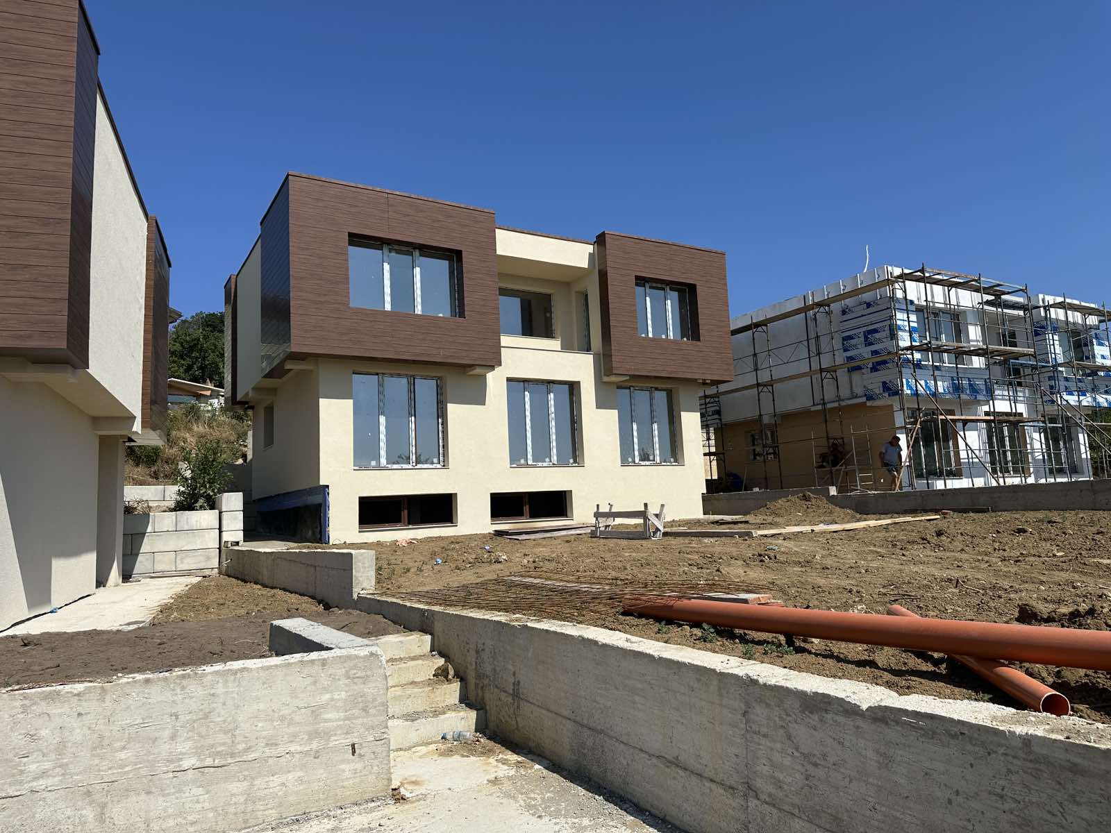 Триетажна къща с гледка към морето в м-ст Акчелар