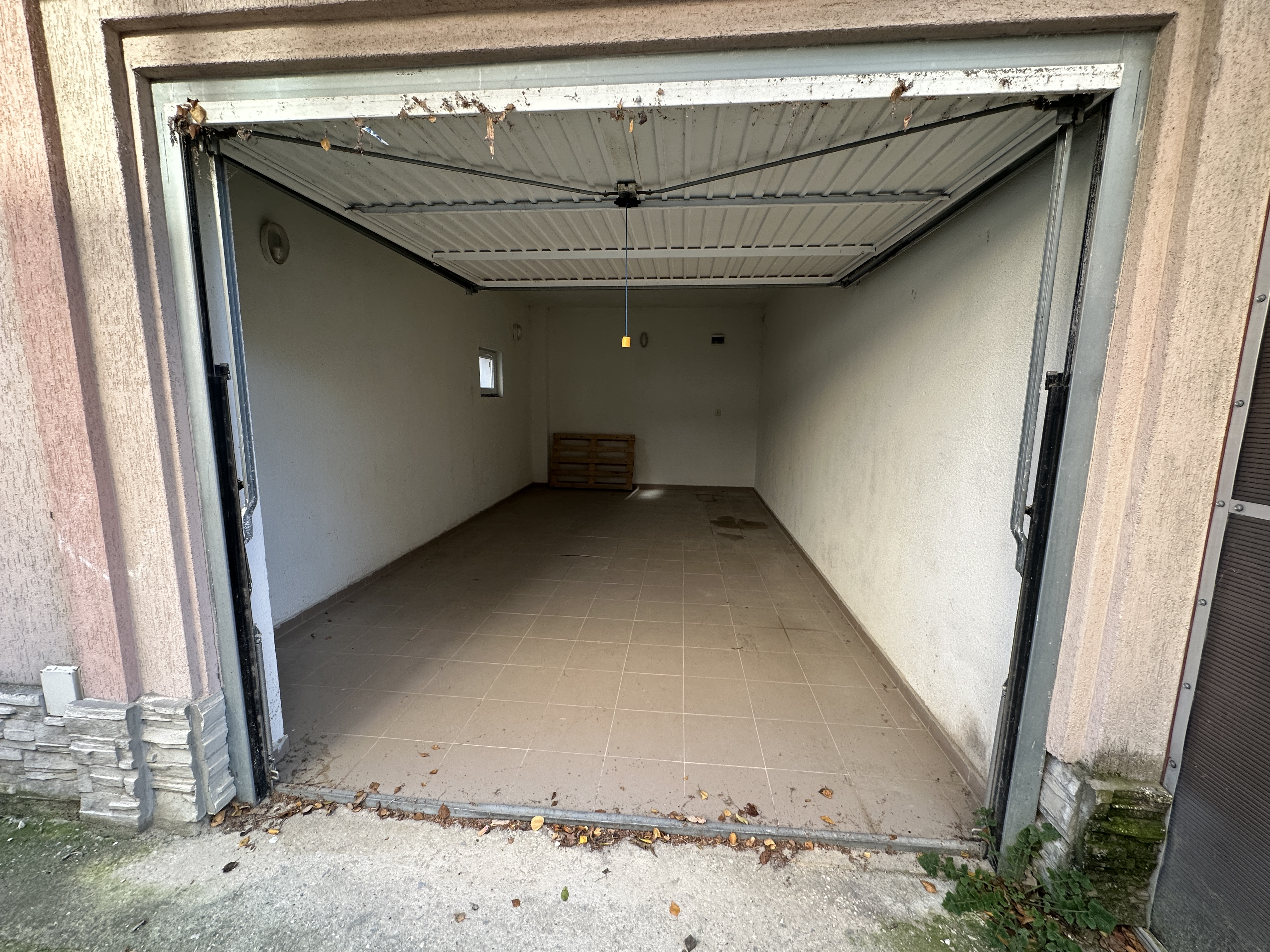  Самостоятелен партерен гараж в кв. Виница