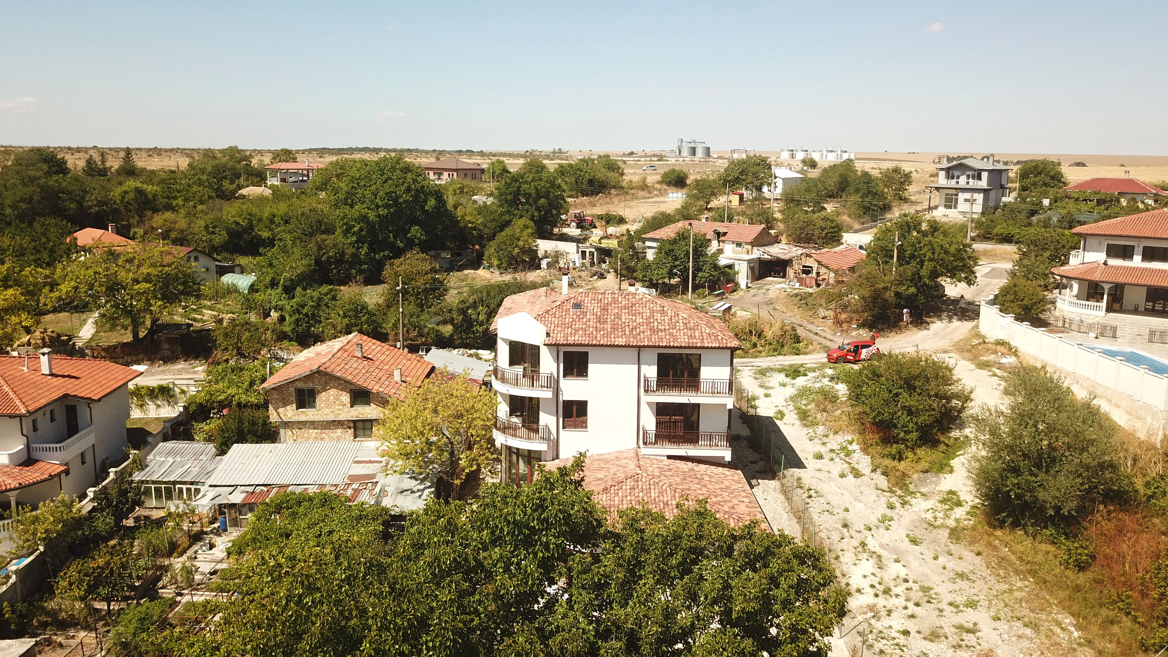 Многофамилна къща за продажба в село Калиманци