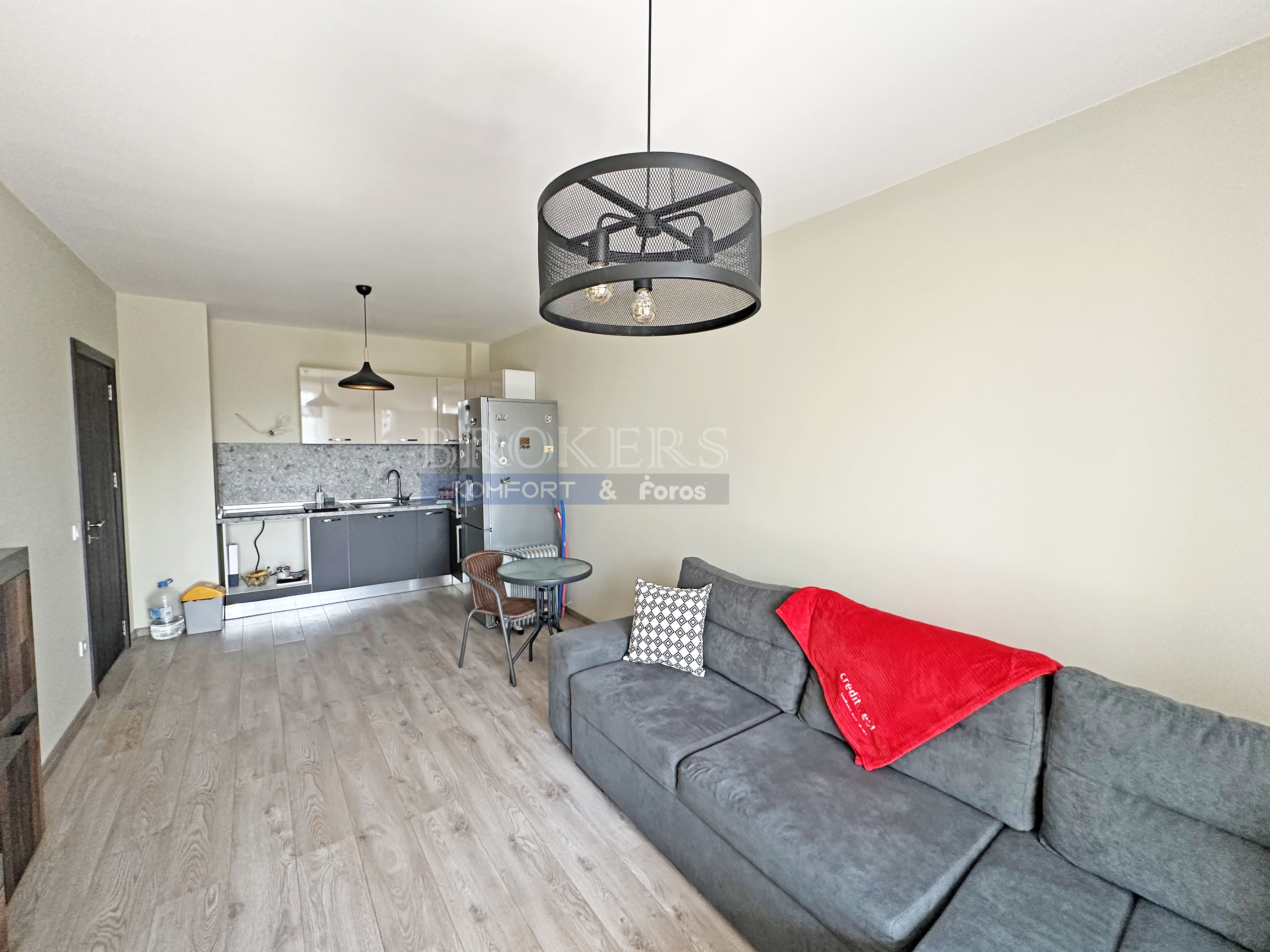 Двустаен обзаведен апартамент в ж.к Кайсиева градина