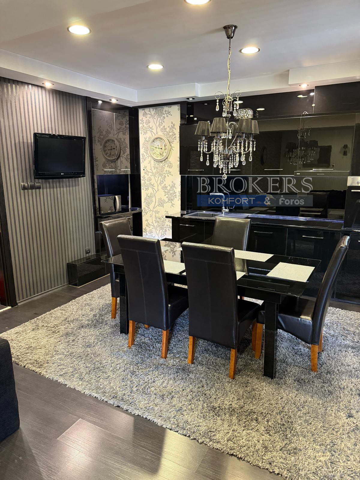 Тристаен луксозен апартамент под наем в центъра на град Варна